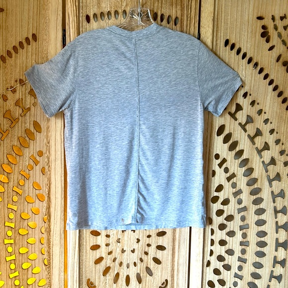 Women’s 0 Lululemon grey athletic t-shirt - Picture 4 of 6